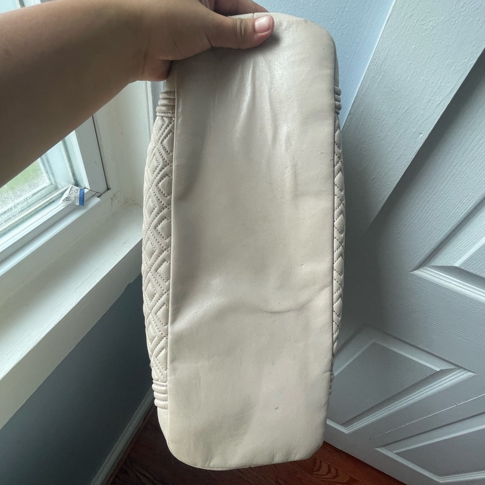 Tory Burch Elegant Cream Quilted Shoulder Bag - Picture 6 of 7